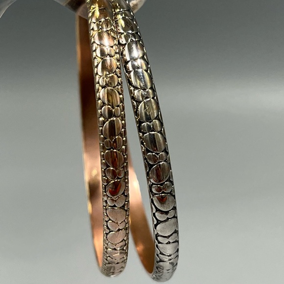 (2) Monet Stacking metal Bangle Bracelets. They have slightly different tones - Picture 3 of 8